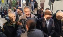 محافظ جنين وقادة الأجهزة الأمنية الفلسطينية أثناء زيارة خيمة عزاء منفذ عملية تل أبيب رعد حازم