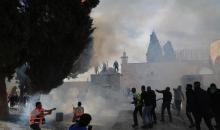 القدس - احتراق احدى أشجار المسجد الأقصى بعد اطلاق قوات الاحتلال القنابل الغازية داخل باحات الاقصى.(تصوير معاذ الخطيب)