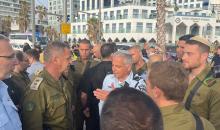 لأول مرة منذ سنوات يظهر رئيس أركان للجيش الإسرائيلي بزيه العسكري وهو يتجول في شوارع تل أبيب.jpg