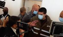 الأسير أحمد مناصرة في محكمة الاحتلال ببئر السبع مع بدء جلسة محاكمته1.jpg