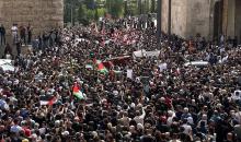 الآلاف يشيعون جثمان الشهيدة الصحفية شيرين أبو عاقلة إلى مثواها الأخير في القدس