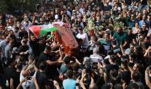 الآلاف يشيعون جثمان الشهيدة الزميلة شيرين أبو عاقلة إلى مثواه الأخير في القدس