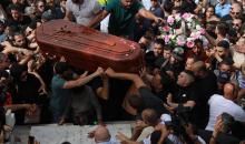 الآلاف يشيعون جثمان الزميلة شيرين أبو عاقلة إلى مثواه الأخير في القدس