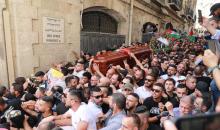 الآلاف يشيعون جثمان الزميلة شيرين أبو عاقلة إلى مثواه الأخير في القدس