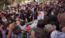 الآلاف يشيعون جثمان الشهيدة الصحفية شيرين أبو عاقلة إلى مثواها الأخير في القدس