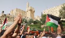الآلاف يشيعون جثمان الزميلة شيرين أبو عاقلة إلى مثواه الأخير في القدس