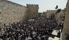الآلاف يشيعون جثمان الزميلة شيرين أبو عاقلة إلى مثواه الأخير في القدس
