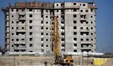 عمال في أحد مواقع البناء في مستعمرة بيت إيل اليهودية في الضفة الغربية المحتلة في صورة من أرشيف رويترز.webp