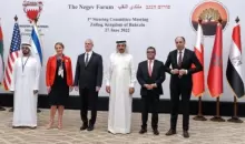 دبلوماسيون يلتقطون صورة جماعية قبيل الاجتماع الأول للجنة التوجيه التابعة لمنتدى النقب في البحرين في 27 من حزيران/يونيو 2022 afp_