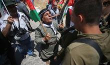 مواجهات بين جنود إسرائيليون متظاهرون فلسطينيون خلال مظاهرة ضد المستوطنات الإسرائيلية في الأغوار الشمالية قرب طوباس في الضفة الغربية