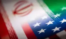 علم الولايات المتحدة الأمريكية والعلم الإيراني في صورة توضيحية التقطت يوم 27 يناير كانون الثاني 2022. تصوير: دادو روفيتش - رويترز