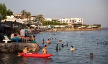 Hadas Parush/Flash90  .. سائحون يسبحون في البحر الأحمر في مدينة دهب بشبه جزيرة سيناء بمصر يوم 11 أكتوبر 2019.