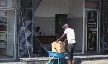 فلسطينيون يتفقدون القصف الاسرائيلي على مدينة غزة 13.jpg