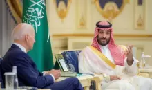 الرئيس الأمريكي جو بايدن (الى اليسار) وولي العهد الأمير محمد بن سلمان في جدة يوم الجمعة. صورة حصلت عليها رويترز من البلاط الملكي السعودي