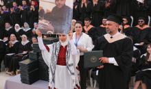 عائلة الأسير زكريا زبيدي تتسلم شهادة الدراسات العليا (الماجستير) من جامعة بيرزيت نيابة عنه 2.jpg