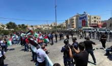 وتزامن وصول بايدن مع وقفة سلمية احتجاجية لنشطاء فلسطينيين قرب مقر الرئاسة وكنيسة المهد، ورفعوا العلم الفلسطيني وصور الصحفية أبو عاقلة..jpg