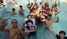 أنصار الصدر يحتفلون داخل القصر الرئاسي (رويترز).webp