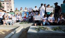 أقارب الشهداء الخمسة من عائلة نجم الذين استشهدوا خلال العدوان الإسرائيلي الأخير في جباليا يشاركون في وقفة بالقرب من قبورهم 3.jpg
