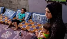 عائلة شادي كحيل في غزة يوم 16 أغسطس آب 2022. تصوير: محمد سالم - رويترز
