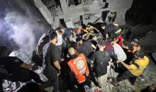فلسطينيون وطواقم الدفاع المدني تجري عمليات بحث عن ناجين بعد استهداف منزل بغارة جوية إسرائيلية في مدينة رفح 16.jpg
