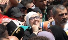 والدة الشهيد إبراهيم النابلسي تشارك في جنازته في مدينة نابلس.jpg