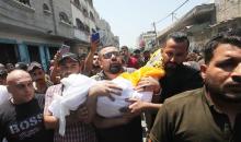 فلسطينيون يشعيون جثامين شهداء عائلة نجم الذين استشهدوا جراء غارة إسرائيلية في مقبرة الفالوجا في جباليا 4.jpg