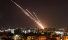 صواريخ يجري إطلاقها من الحانب الفلسطيني في غزة صوب إسرائيل يوم السابع من أغسطس آب 2022. تصوير: محمد سالم - رويترز