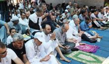 صلاة الجمعة أمام مقر الصليب الأحمر في غزة تضامنا مع الأسرى الفلسطينيين في السجون الإسرائيلية 4.jpg