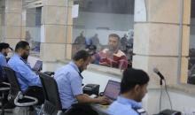 عمال فلسطينيون ينتظرون عند معبر إيريز.jpg