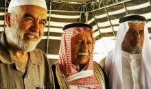 القاضي العشائري طراد الفايز (في الوسط) خلال زيارته إلى النقب.jpg