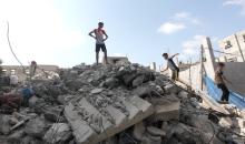 أطفال فلسطينيون يتفقدون الدمار الذي خلفه الاحتلال الاسرائيلي خلال التصعيد الأخير على قطاع غزة، في مدينة رفح جنوب قطاع غزة.jpg