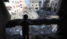 فلسطينيون يتفقدون منازلهم المتضررة خلال العدوان على قطاع غزة، بعد ساعات من سريان اتفاق وقف إطلاق النار، في مدينة غزة.jpg