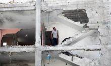 فلسطينيون يتفقدون الدمار الذي خلفه الاحتلال الاسرائيلي خلال التصعيد الأخير على قطاع غزة، في مدينة رفح جنوب قطاع غزة