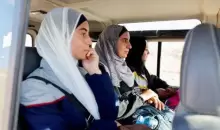 تلميذات فلسطينيات في سيارة متجهين إلى مسافر يطا في صورة بتاريخ 13 سبتمبر ايلول 2022. تصوير: موسى قواسمة - رويترز