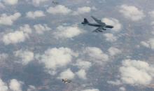 قاذفتين حربيتين أمريكيتيْن من طراز B-52 عبرتا الأجواء في الطريق نحو منطقة ‎الخليج.jpg