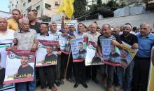 فلسطينيون يشاركون في وقفة تضامنية مع الأسير ناصر أبو حميد في مدينة غزة 7.jpg