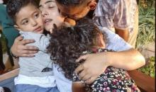 الصحفية لمى أبو غوشة تحتضن طفليها بعد الإفراج المشروط عنها من سجون الاحتلال.jpg