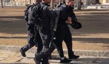 القدس - قوات الاحتلال والمستوطنون خلال اقتحامهم باحات المسجد الأقصى والاعتداء على المرابطين 6.jpg