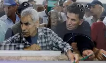 عمال فلسطينيون ينتظرون العبور من معبر إريز من شمال قطاع غزة لإسرائيل في الرابع من سبتمبر أيلول 2022. تصوير محمد سالم - رويترز