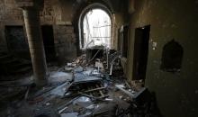 فلسطينيون يتفقدون آثار الدمار الذي لحق بمنزل قصفته قوات الاحتلال في حارة الياسمينة بالبلدة القديمة لمدينة نابلس 9.jpg