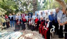 التجمع الفلسطيني للوطن و الشتات يساعد المزارعين بقطف الزيتون شمال غزة.jpg