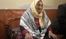 هُجّرت حليمة الكسواني مع عائلتها من قريتها بيت اكسا إلى الأردن في النكبة وتعيش الآن في مخيم الزرقاء (الجزيرة).webp