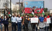 متظاهرون يحملون الأعلام الفلسطينية ويحرقون الإطارات على حاجز حوارة احتجاجا على استمرار الحصار الإسرائيلي على مدينة نابلس