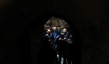 فلسطينيون يتفقدون آثار الدمار الذي لحق بمنزل قصفته قوات الاحتلال في حارة الياسمينة بالبلدة القديمة لمدينة نابلس 223.jpg
