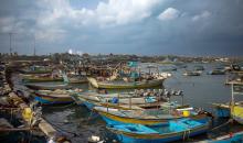 مراكب الصيد التابعة للصيادين الفلسطينيين ترسو في ميناء مدينة غزة خلال طقس ماطر.jpg