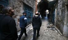 فلسطينيون يتفقدون آثار الدمار الذي لحق بمنزل قصفته قوات الاحتلال في حارة الياسمينة بالبلدة القديمة لمدينة نابلس 2.jpg