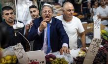 عضو الكنيست الإسرائيلي المتطرف إيتمار بن غفير يتحدث مع أنصار في أحد أسواق مدينة القدس المحتلة قبيل الانتخابات الوشيكة.jpg