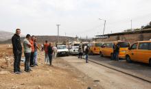 سائق سيارة فلسطيني يدخن النرجيلة وهو داخل مركبته في انتظار عبور حاجز تفتيش إسرائيلي بين مدينة نابلس الفلسطينية وقرية بيت فوريك في الضفة الغربية 7.jpg