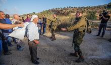 المزارعون الفلسطينيون ينتظرون فتح الحواجز العسكرية من قبل جيش الاحتلال للتوجه إلى أراضيهم وقطف الزيتون في قرية سالم شرق مدينة نابلس 2.jpg