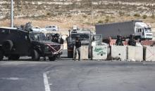 قوات الاحتلال تحتجز مركبة لمواطن فلسطيني، وتعيق حركة المرور على المدخل الشمالي لمدينة البيرة . تصوير - محمد أبو زيد 3.jpg